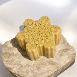 Handmade chamomile soap helps with blemishes, burns, and skin irritation acné